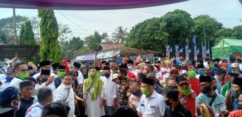 Jalan Kaki, Ribuan Simpatisan Kawal Nessy-Imam Daftar ke KPUD Lamteng