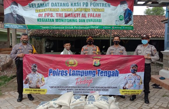 Wakapolres dan Kasat Binmas Salurkan Bantuan Beras di Ponpes Tri Bhakti Al-Falah