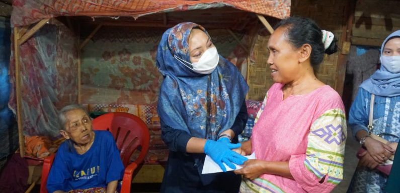 Nessy Mustafa Sentuh Warga Miskin di Padang Ratu