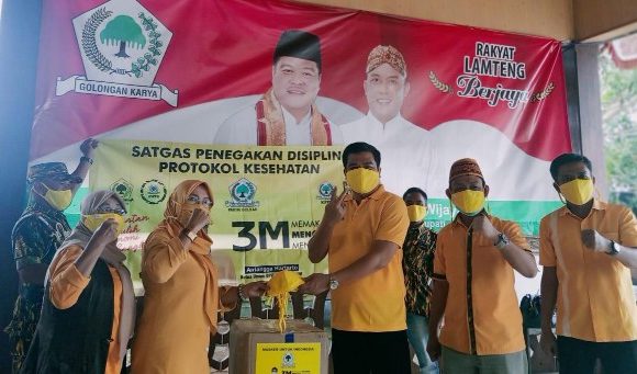 Partai Golkar Bagikan 20 Ribu Masker untuk Masyarakat Lamteng