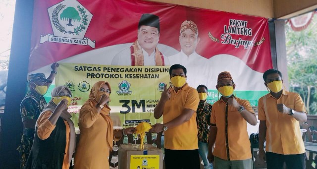 Partai Golkar Bagikan 20 Ribu Masker untuk Masyarakat Lamteng
