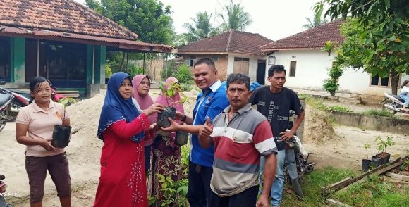 Toni Sastra Bagikan 5.000 Bibit Pohon Alpukat ke Warga Adipuro