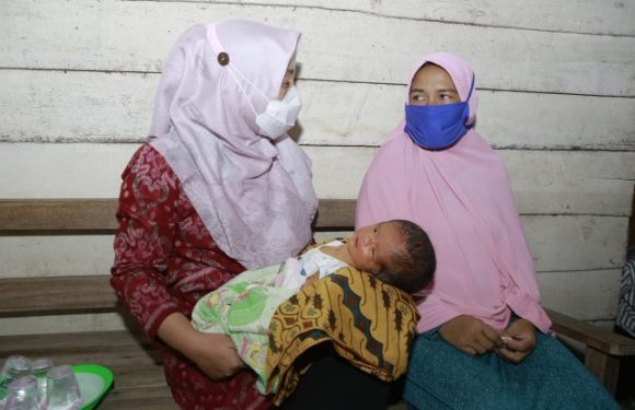 Jenguk Penderita Hidrosefalus di Bandarmataram, Nessy Kalviya Terenyuh