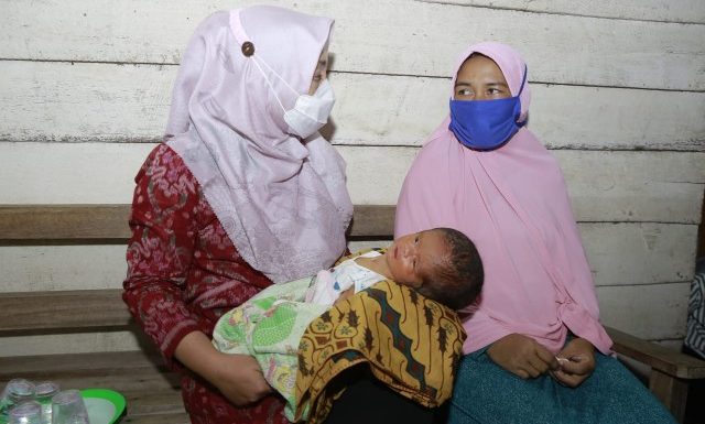 Jenguk Penderita Hidrosefalus di Bandarmataram, Nessy Kalviya Terenyuh