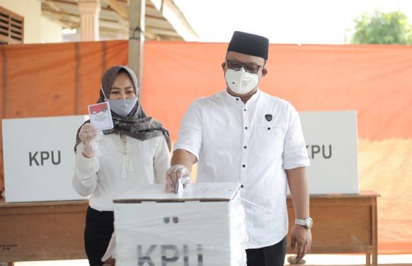 Didampingi Sang Istri Dengan Mengendarai Sepeda Motor, Ardito Wijaya Nyoblos di TPS 06 Karang Endah