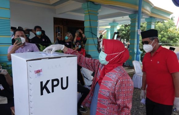 Nyoblos di TPS 01 Bumimas, Loekman Yakin Menang