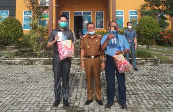 Motivasi Kinerja, Dua Pegawai DPMPTSP Lamteng Dapat Penghargaan