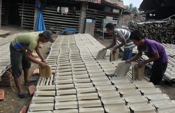 Di Kecamatan Kalirejo, Musim Penghujan Produksi Genteng Menurun