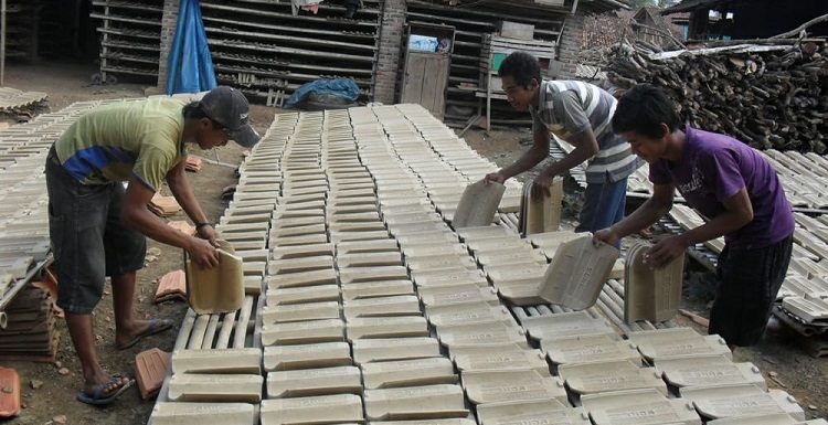 Di Kecamatan Kalirejo, Musim Penghujan Produksi Genteng Menurun