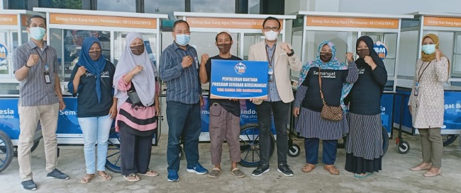 Peduli Warga Tak Mampu, YBM BRI Kanca Bandarjaya Salurkan Bantuan Gerobak dan Modal Usaha