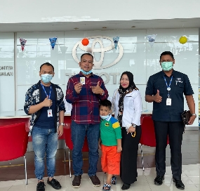 Customer Dealer Tunas Toyota Bandarjaya Terima Hadiah 10 Gram  Emas Logam Mulia