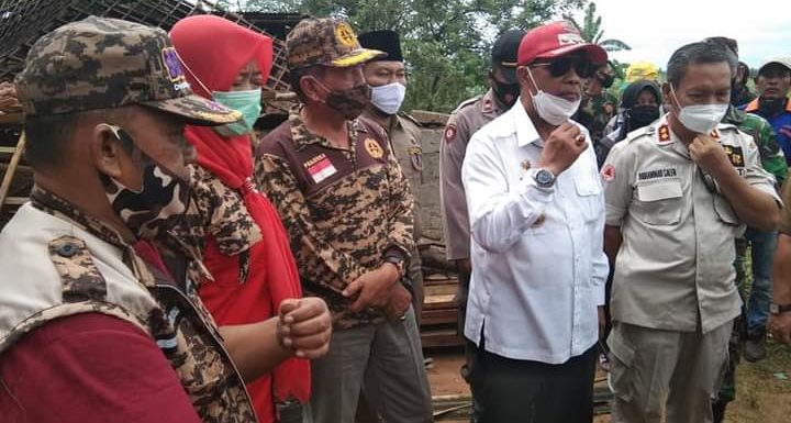 Bupati Loekman Kunjungi Warga Korban Puting Beliung di Terusannunyai