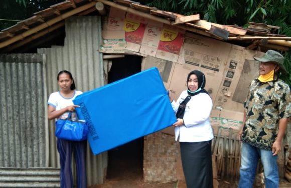 Warga Banjarkerta Rahayu yang Tinggal di Kandang Kambing Terima Bantuan Sembako