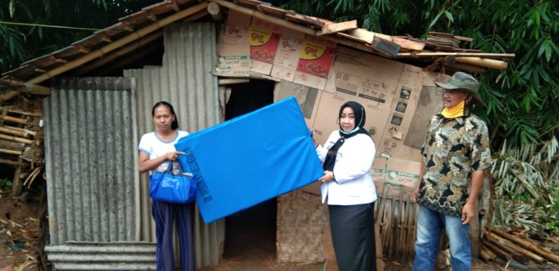Warga Banjarkerta Rahayu yang Tinggal di Kandang Kambing Terima Bantuan Sembako