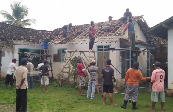 Peduli Terhadap Sesama, Warga Kelurahan Simbarwaringin Kembali Bedah Atap Rumah Ruminah