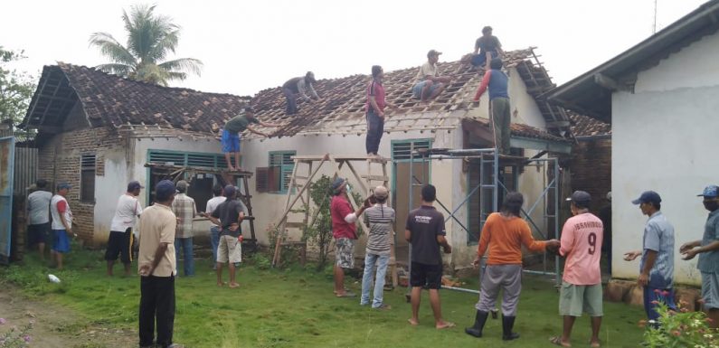 Peduli Terhadap Sesama, Warga Kelurahan Simbarwaringin Kembali Bedah Atap Rumah Ruminah