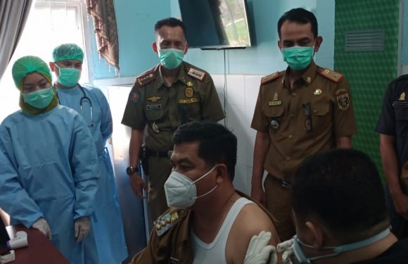 Disuntik Vaksin Kedua, Bupati Musa Ahmad Imbau Masyarakat Tidak Ragu Vaksinasi Covid-19