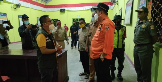 Didampingi Camat, Bupati Musa Sidak Pos Covid Kampung Poncowati Malam Hari