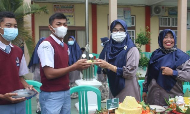 HUT ke-42, SMAN 1 Kotagajah Terima Kado Prestasi Debat Bahasa Tingkat Nasional