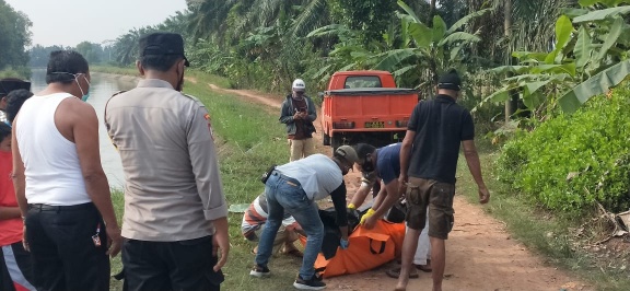 Warga Kampung Pujokerto Geger, Ditemukan Mayat Laki-Laki Tersangkut di Pintu Air Irigasi