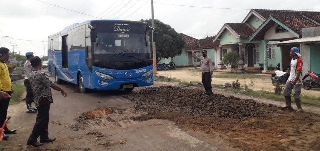 Antisipasi Laka Lantas, Timbun Jalan Berlubang
