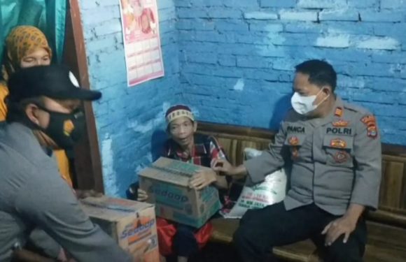 Berbagi ke Sesama, Kapolsek Trimurjo Bantu Warga Disabiltas