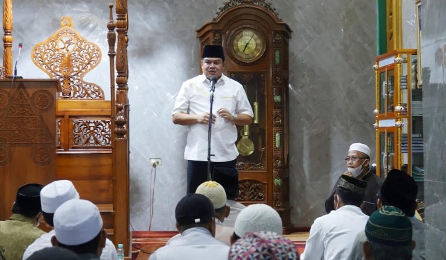 Solat Tarawih di Masjid Istiqlal, Bupati Lamteng Musa Ahmad ; Perbanyak Amal Ibadah di Bulan Suci Ramadan