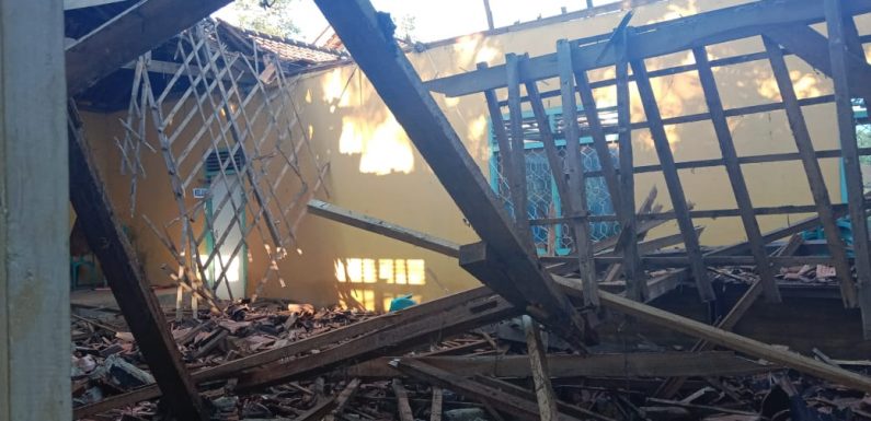 Akibat Hujan Deras Disertai Angin Kencang Balai Dusun Kampung Notoharjo Ambruk