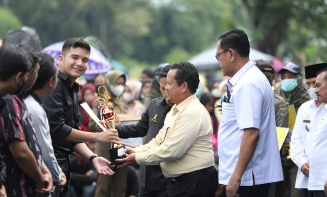 Taat bayar pajak, Direktur RM Ferry Group Lucken Felario terima penghargaan dari Pemkab Lamteng