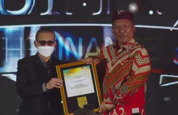 Raih Golden Star Award 2022, Komut Bank Tara Komang Koheri; Astungkara