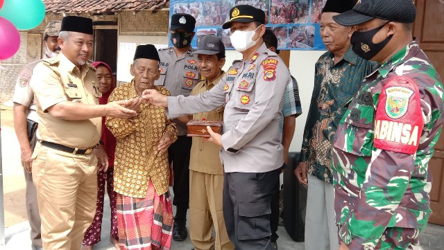 Akhirnya, Mbah Sarwijak Terima Kunci Rumah Layak Huni