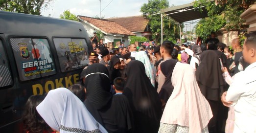 Isak Tangis Keluarga Pecah saat Jenazah Aipda Ahmad Karnain Tiba di Rumah Duka