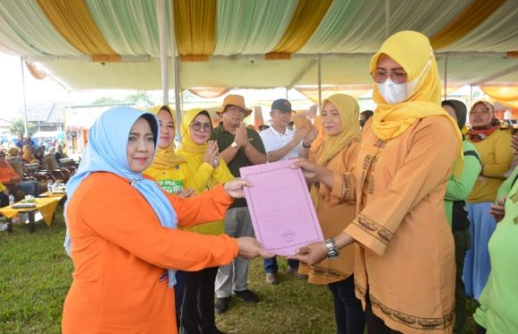 Mardiana Musa Ahmad Berikan SK KWT Berjaya, Srikandi, PIS  dan Persatuan Istri Limnas pada Bunga Kampung di Terbanggibesar