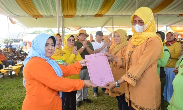 Mardiana Musa Ahmad Berikan SK KWT Berjaya, Srikandi, PIS  dan Persatuan Istri Limnas pada Bunga Kampung di Terbanggibesar