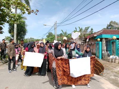 Peringati Hari Batik Nasional, Siswa dan Guru SMAN 1 Gunungsugih Lakukan Karnaval Batik