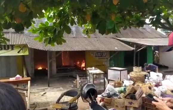 Tiga Ruko di Pasar Adipuro Dilalap Api, Penyebanya Belum Diketahui