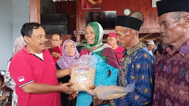 Ketua DPRD Lamteng, Sumarsono Bagikan Bibit Padi MSP Gratis untuk 500 Haktare Lahan