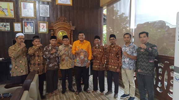 Songsong Muktamar 48, Pengurus Muhammadiyah dan Aisyiyah Gelar Jalan Sehat