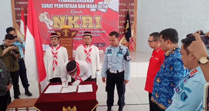 Tiga WBP Lapas Kelas IIB Gunungsugih Tandatangani Surat Pernyataan dan Ikrar Setia Kepada NKRI