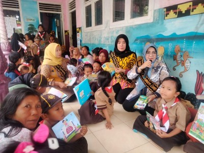 Bunda Literasi Lamteng Mardiana Musa Ahmad Ajak Siswa di Seputihagung Gemar Membaca