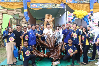 Stand Seni Ukir Karang Taruna Kecamatan Bandarmataram Menarik Perhatian Pengunjung BBKT