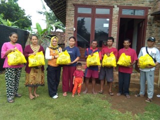 Lurah Adipuro Salurkan Paket Sembako untuk Warga Terdampak Angin Puting Beliung