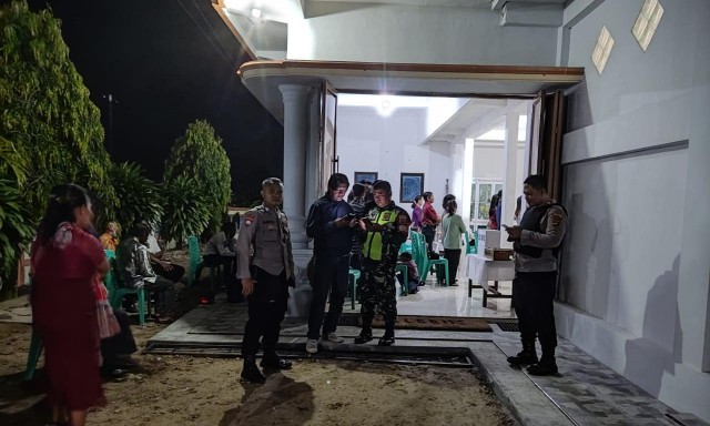 Polsek Seputihbanyak Amankan Misa Malam Natal di Gereja Santo Martinus