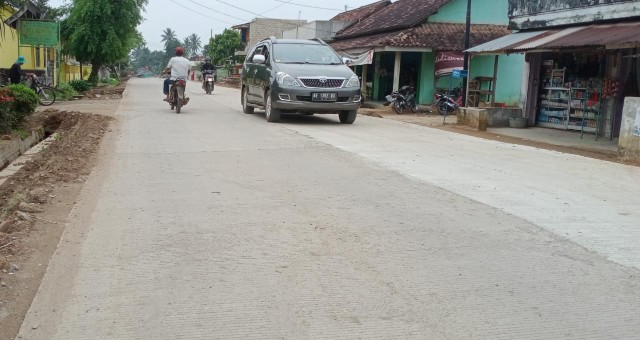 Dalam Tempo Tiga Bulan Rabat Beton Jalur Gunungsugih – Punggur Akhirnya Terealisasi