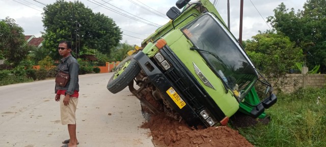 Hindari Pemotor, Truk Bermuatan Karnel Terguling