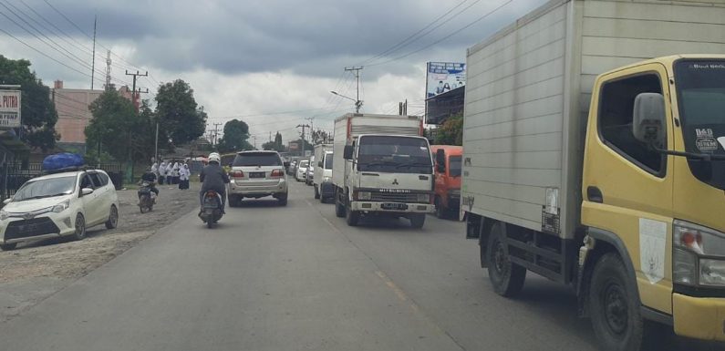 Macet Hingga 20 Menit di Jalur Terbanggibesar-Poncowati, Ada Apa Ya?