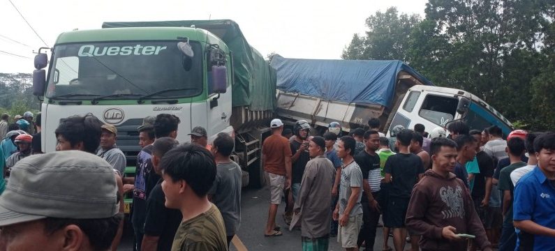Pemotor Tewas Terlindas Truk Batubara di Terbanggiagung