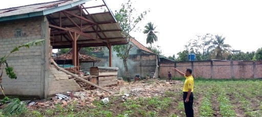 Dihantam Puting Beliung, Puluhan Rumah dan Musala di Gunungbatin Udik Rusak