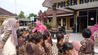 Kenalkan Dunia Polisi, Siswa TK Berkunjung ke Mapolsek Rumbia