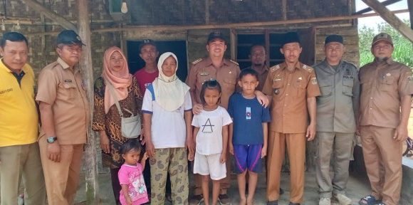 Disambangi Camat dan Kakam, Nenek di Bandarsakti Ini Teteskan Air Mata